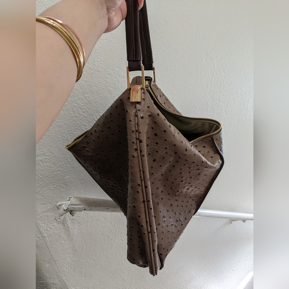 GILI🔥 Ostrich Embossed Hobo Bag - Picture 10 of 17